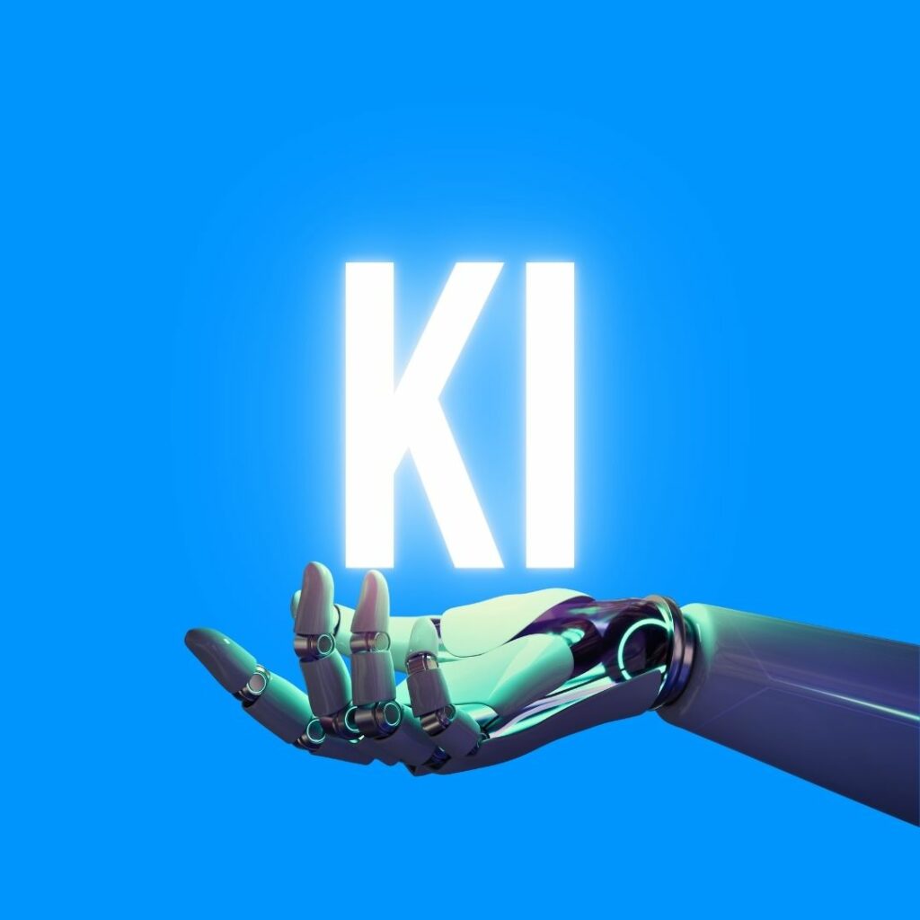 Roboterhand hält die Buchstaben KI.
